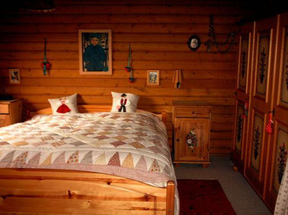 Schlafzimmer mit Doppelbett OG