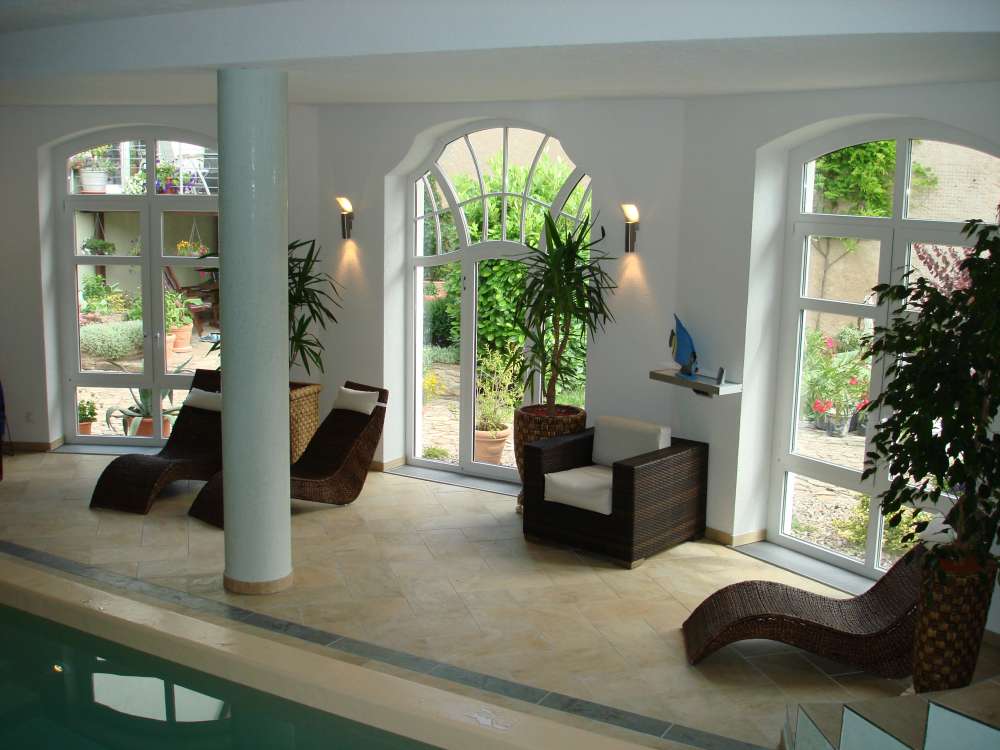 Ruhebereich in der Schwimmhalle mit Blick in den Garten. Ruhebereich in der Schwimmhalle mit Blick in den Garten.