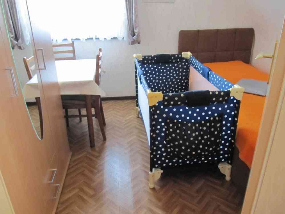 Einzelzimmer mit Kinderbett