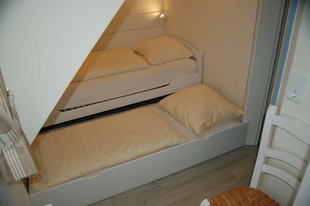 Einzelzimmer mit ausgezogenem Notbett