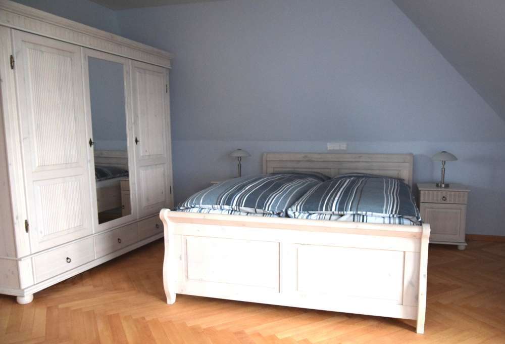 Doppelzimmer 2 mit Bett 160 x 200  und Schaukelstuhl 