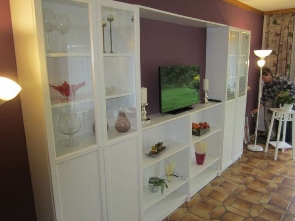 Schrankwand im Wohnzimmer mit SAT-TV Schrankwand im Wohnzimmer mit SAT-TV