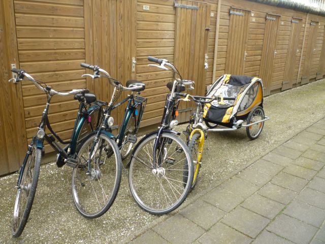 2 Fahrräder u. 1 Anhänger für Kleinkinder je Wohnung