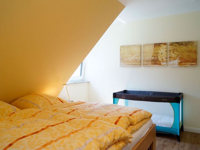 Doppelschlafzimmer gelb mit Babybett
