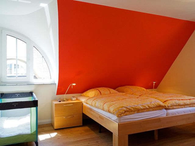 Doppelschlafzimmer rot mit Babybett
