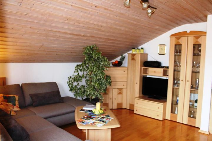 Gemütl. Wohnzimmer mit Relax-Couch, LED-TV u. Radio-CD