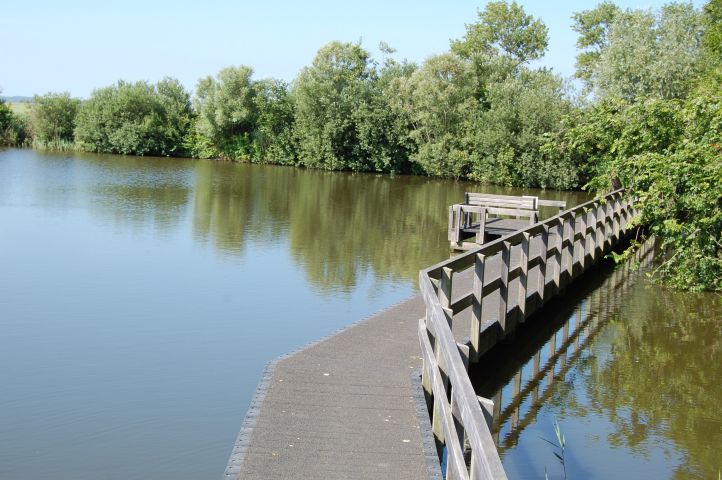 Brücke über den See Richtung Dorf