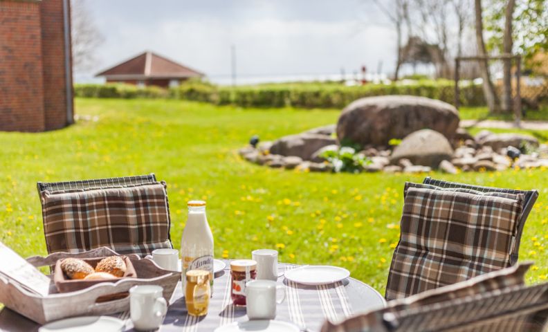 Frühstück auf der überdachten Terrasse mit Ostseeblick