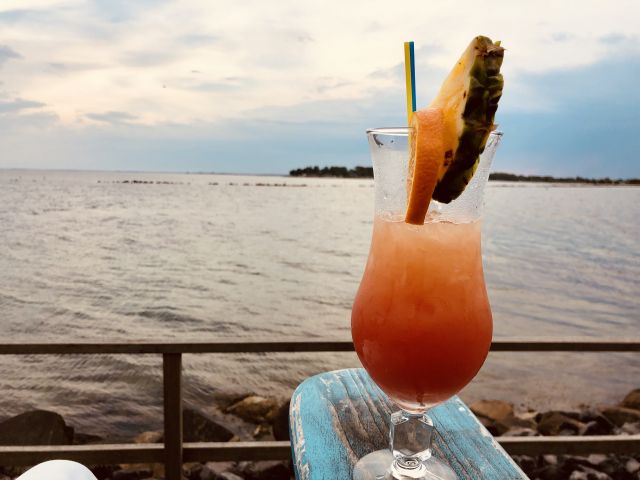 Leckere Cocktails an der Strandbar