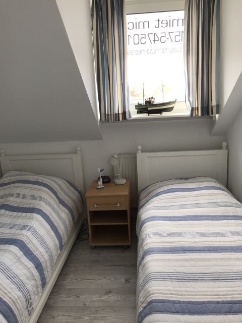 Kleineres Schlafzimmer mit zwei Einzelbetten
