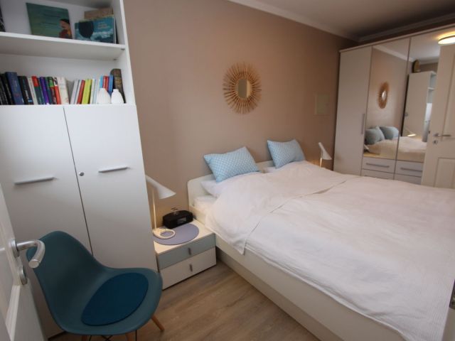 Das Hauptschlafzimmer ist mit einem 180x200 großes Doppelbett, einem großen Kleiderschrank und mit TV-Flatscreen ausgestattet.