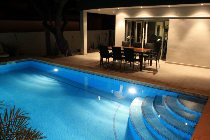 Beleuchteter Pool bei Nacht - Casa El Almendro