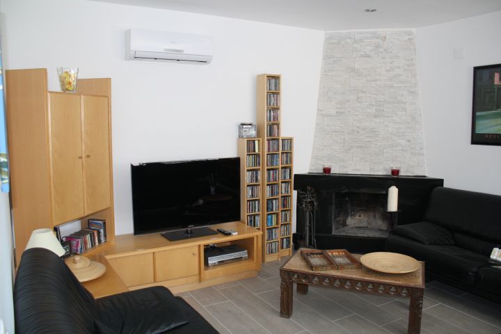 Das Wohnzimmer mit Kamin im modernen Stil verfügt über Fernseher, Video, DVD, Nintendo Wii und ca. 200CDs 