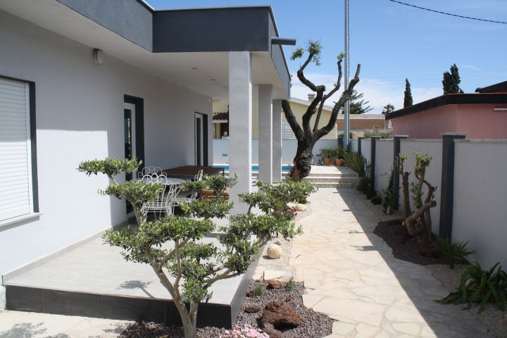 Ein schön gepflegter Aussenbereich mit klaren Linien prägen das moderne und doch gemütliche Casa El Almendro,