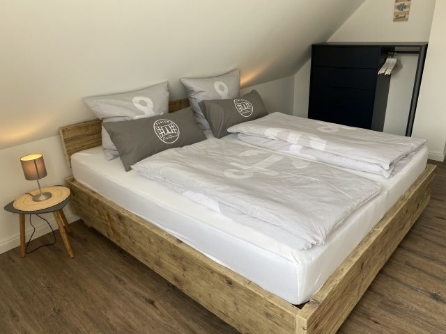 Schlafzimmer mit Bett von Holzrebellion (Einzelstück)