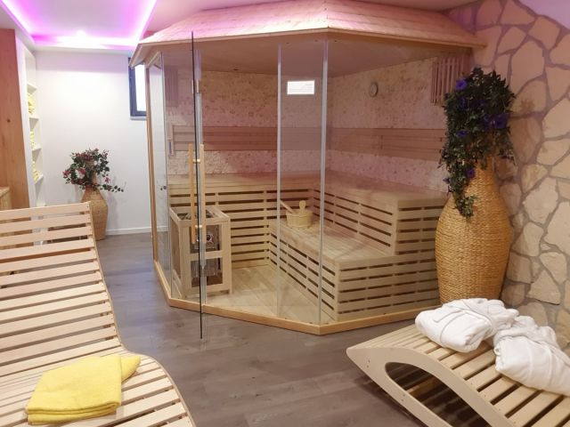 Sauna mit Wohlfühlatmosphäre Sauna mit Wohlfühlatmosphäre