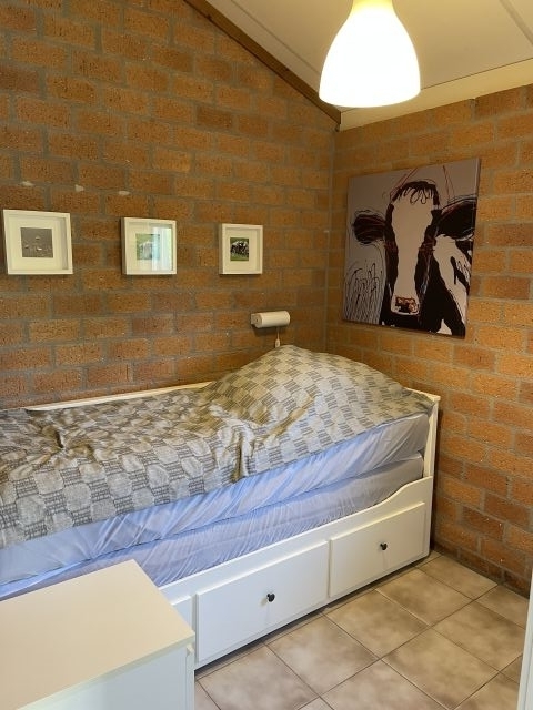 Mittleres Schlafzimmer mit ausziehbarem Einzel / Doppelbett
