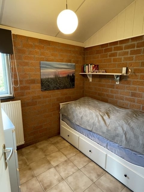 Erstes Schlafzimmer mit ausziehbarem Einzel-/Doppelbett