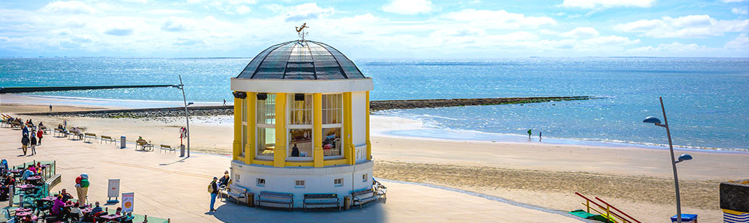 Strand und Strandpavillon auf Borkum