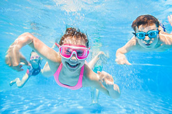 Kinder schwimmen und tauchen im Freizeitbad