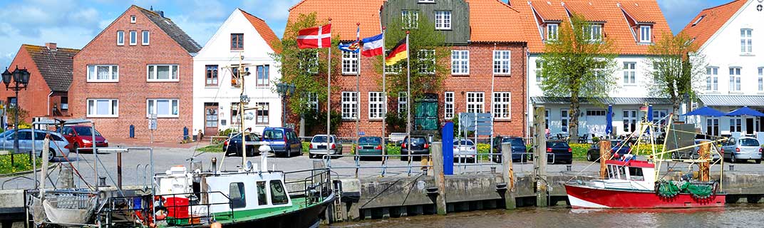 Eiderstedt - Segelboote und Häuser