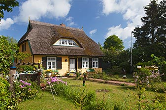 schönes Haus in idyllischer Landschaft
