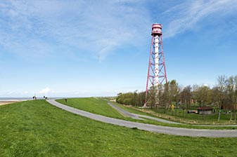 Leuchtturm an der See in Campen