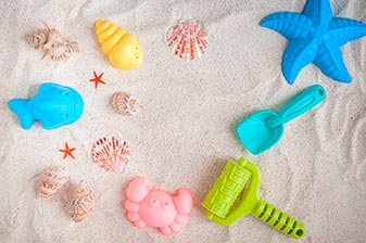 Spielzeuge im Sand
