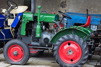 historischer Traktor im Museum