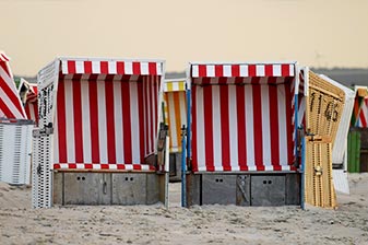 Strandkörbe im Sonnenuntergang