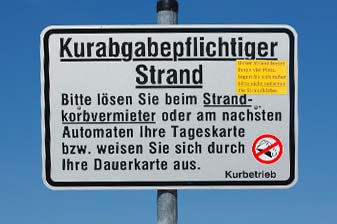 ein Schild informiert über die Kurabgabe