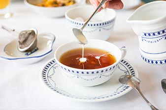 Tee mit Kandis und Sahnewolke