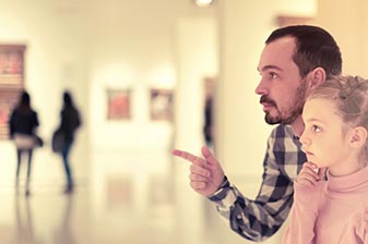 Vater und Tochter im Museum