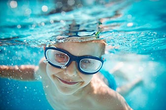 Junge mit Schwimmbrille
